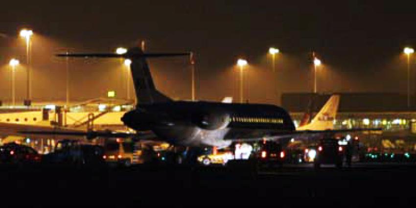 Foto van vliegtuig op donker Schiphol | Archief EHF