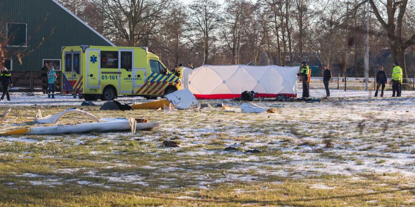 vliegtuigcrash-brokstukken-ambulance-brandweer