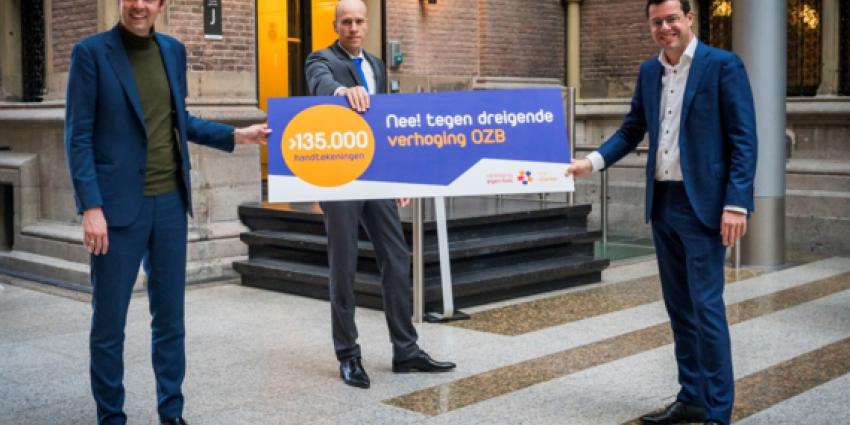 overhandiging petitie met vlnr Julius Terpstra (CDA), Daniel Koerhuis (VVD) en Karsten Klein, directeur belangenbehartiging Vereniging Eigen Huis