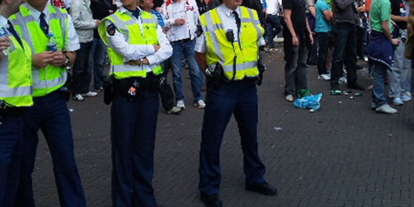 KNVB waarschuwt fans voor gebruik vuurwerk vanwege associaties met Parijs