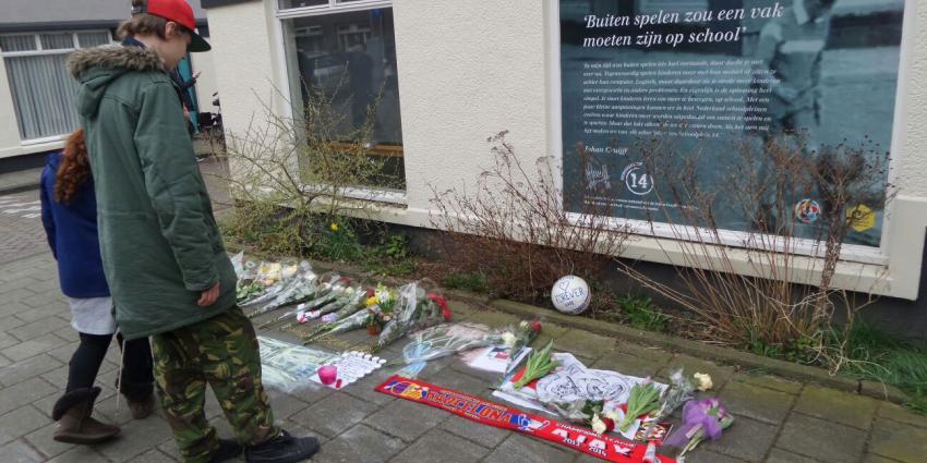 Eerste fans leggen bloemen bij geboortehuis Johan Cruijff