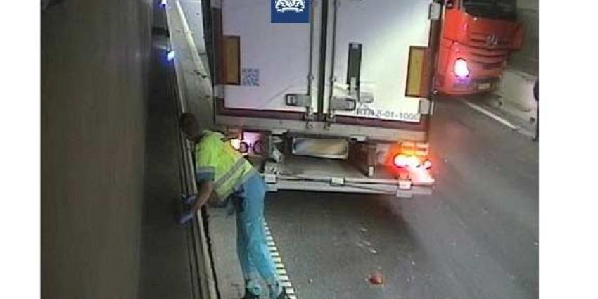 Geschaarde vrachtauto klem in de Coentunnel