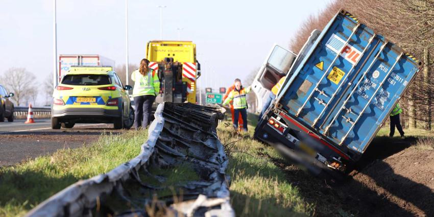 vrachtwagen-vangrail-sloot