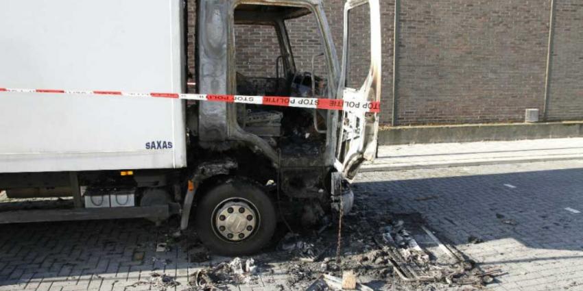 Vrachtwagencabine uitgebrand in Schiedam