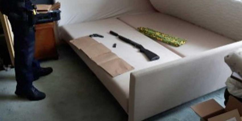 Witwassende manegehouder sliep met geweer en geluiddemper onder matras