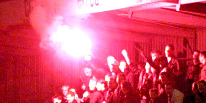 Foto van fakkel op tribune voetbal supporters | Archief EHF