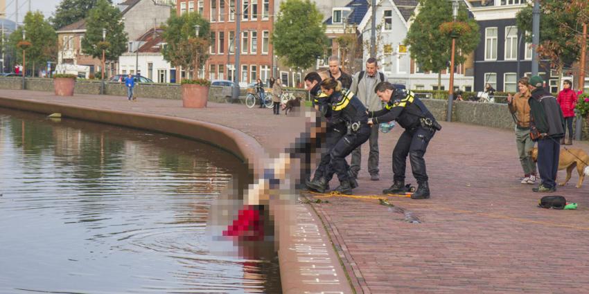 Politieagenten hebben maandagmiddag een te water geraakte man in de Overschiesestraat in Schiedam uit het water gered. 