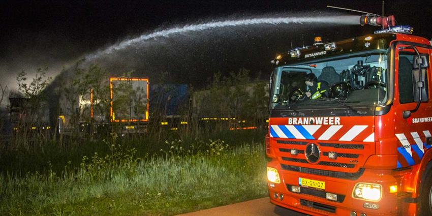 Brandweer blust met waterkanon vrachtwagenbrand manege