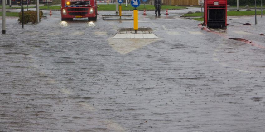 Wateroverlast in regio Rotterdam, dijkbewaking bij Delfzijl