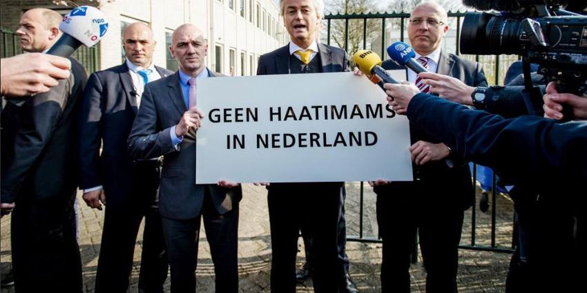 Geert Wilders demonstreert voor de deur bij islamitisch congres