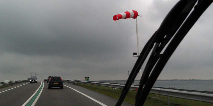 wind-storm-auto-snelweg