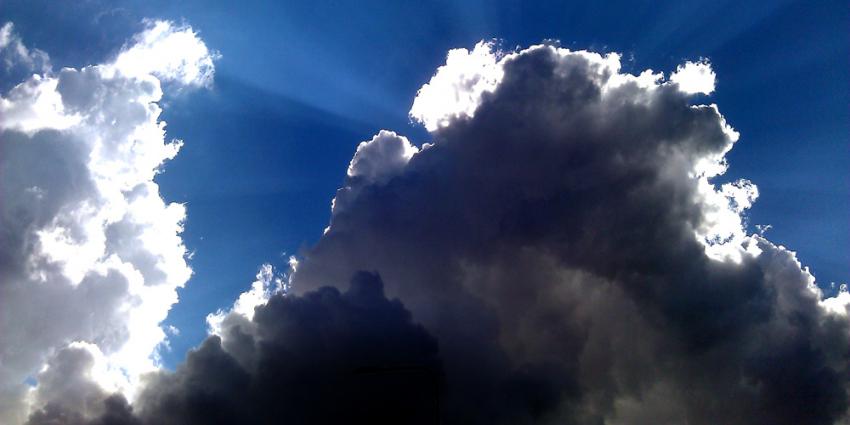 Foto van zon wolken blauwe lucht | Archief EHF