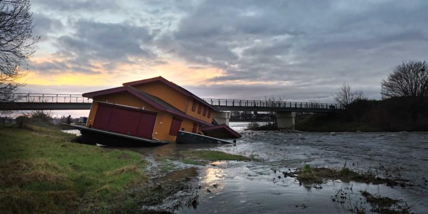 woonboot-brug-beschadigd