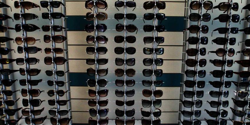 Opticien heeft het nakijken na nachtelijke ramkraak voor zonnebrillen