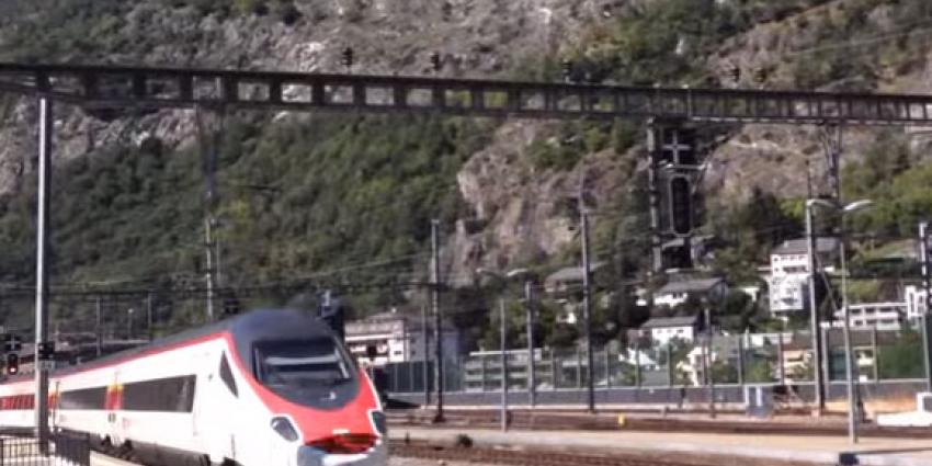 Man steekt in op passagiers in trein Zwitserland