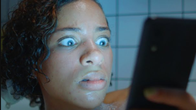 Vrouw zoekt op telefoon