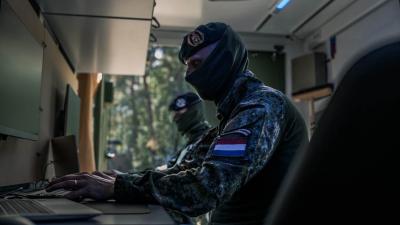 Militairen achter computer