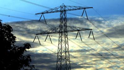 elektriciteit-mast-wolken
