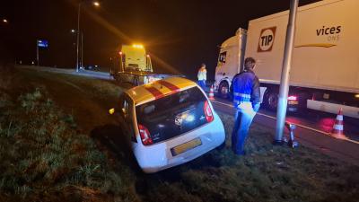 auto vast in de berm