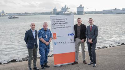 Vlnr: Wouter Roelofs (Hoofd Cyber Innovation Hub), Commandeur Frank Lenssen, Marcel Dukker (Technolution) en Patrick de Graaf (TNO).