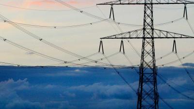 mast-elektriciteit-wolken