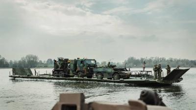 brugdelen-pontons-militairen-rivier