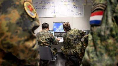 oefening-militairen-gewond-computer