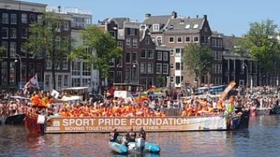 Gezellig druk tijdens de botenparade van de Pride