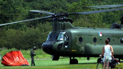 helikopter-chinook-piloot-fietser