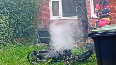 scooterbrand-achtertuin-brandweerman