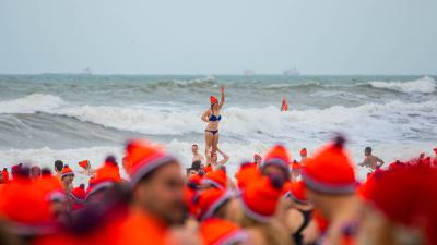 60.000 duikhelden het koude water in tijdens de 60e Nieuwjaarsduik