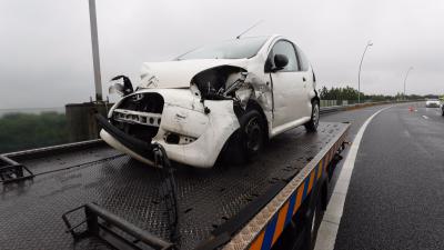 Vrouw botst op auto van Rijkswaterstaat op A2