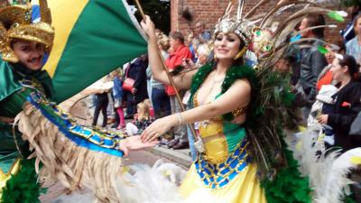 Dansgroepen uit de hele wereld trekken door Warffum