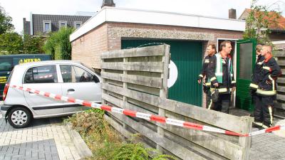 Auto rijdt door muur van garagebox | Henk Brunink