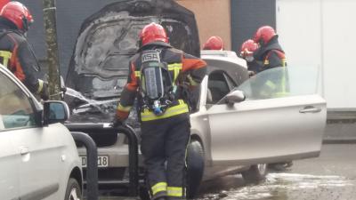 Brandweer bij uitgebrande auto