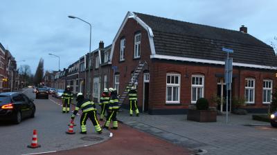 Brandweer verwijdert loshangende geveldelen van woning