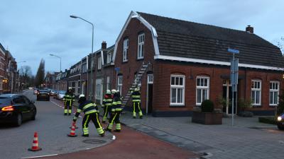 Brandweer verwijdert loshangende geveldelen van woning