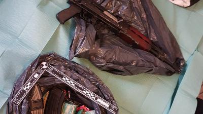 Politie vindt grote hoeveelheid wapens 