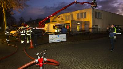 Filter in afzuiginstallatie vat vlam bij autobedrijf in Veghel