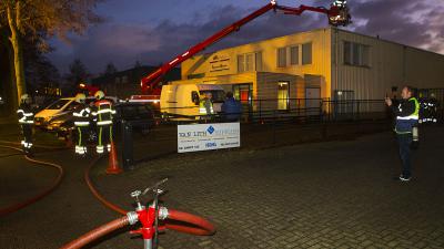 Filter in afzuiginstallatie vat vlam bij autobedrijf in Veghel