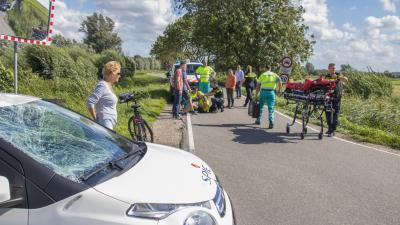 Wierenner geschept door auto in Schiedam