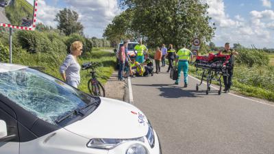 Wierenner geschept door auto in Schiedam