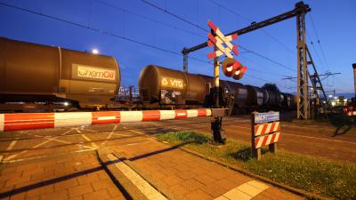 Trein muurvast op overweg