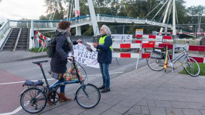 Flyeractie bij Gerrit Krolbrug