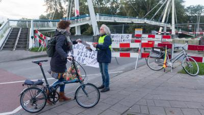 Flyeractie bij Gerrit Krolbrug