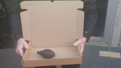 Agent met verdacht pakket