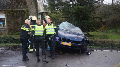 Automobilist gewond na botsing tegen boom