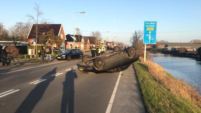 Auto op de kop op de Rijksweg