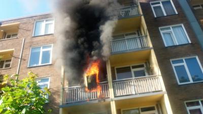 Forse brand op balkon van flatwoning