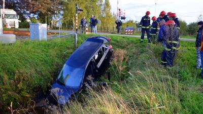 Automobilist mist bocht en belandt in de sloot